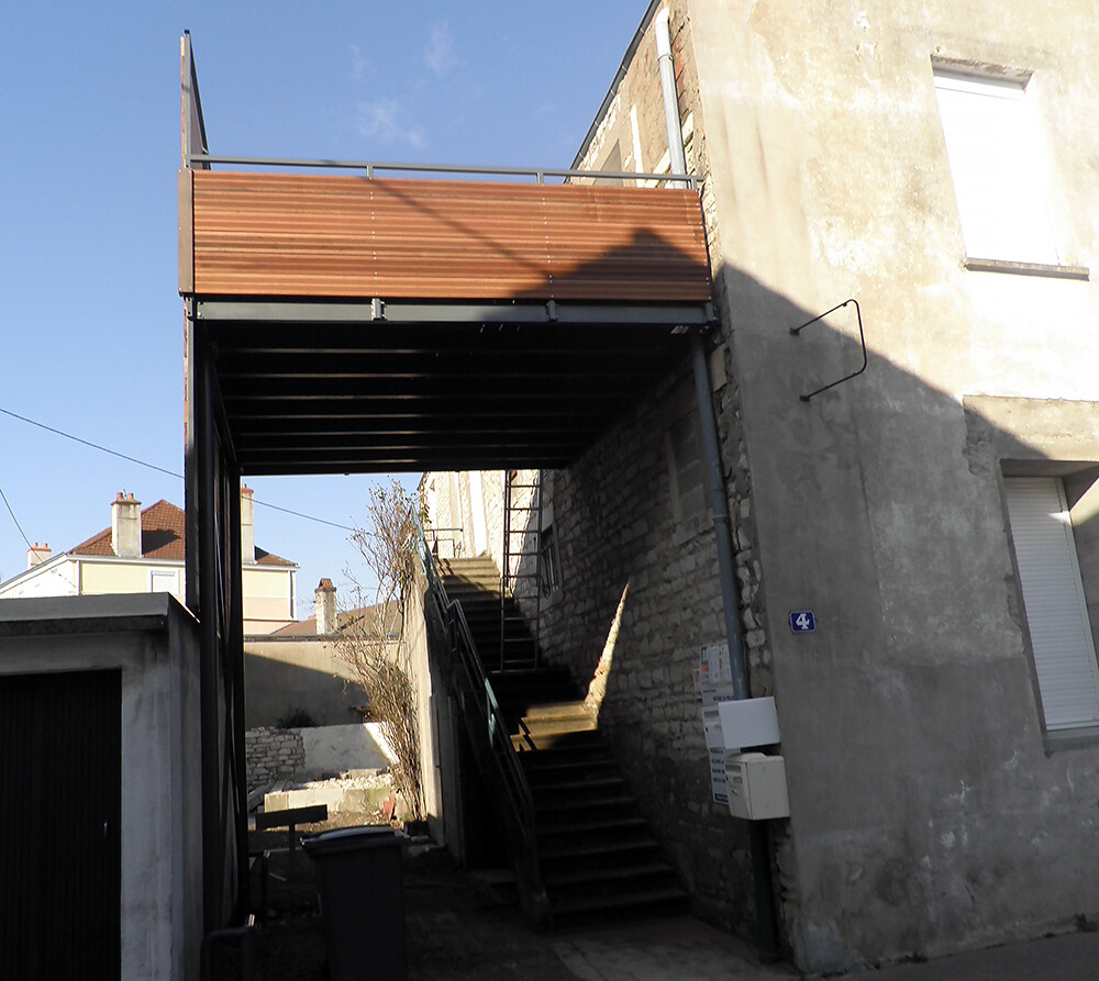 Création d'une terrasse suspendue en cumaru - Vue extérieure du garde-corps côté rue
